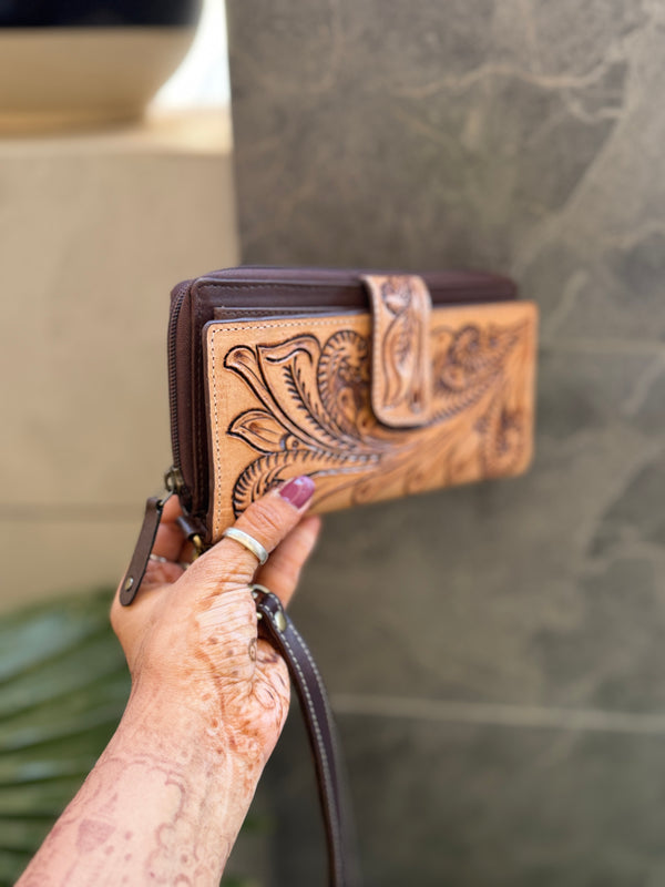 Wholesale Tooled Leather Hot Sale Carving Hand Tooled Wallet Clutch Phone Case Brown Colour Wristlet Wallet Women's Multi Uses